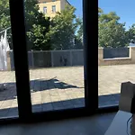 Mit Terrasse *