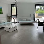 Mit Terrasse