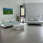 Mit Terrasse
