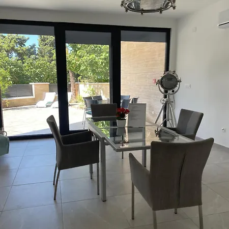 Mit Terrasse
