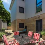 Mit Terrasse *