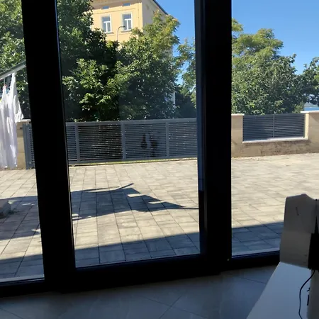 Mit Terrasse *
