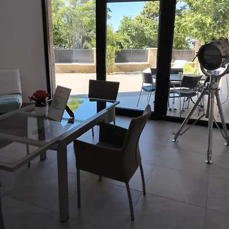 Mit Terrasse