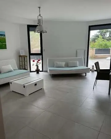 Mit Terrasse