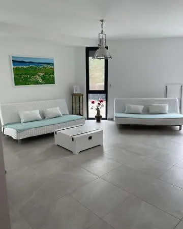 Mit Terrasse