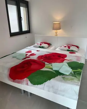 Mit Terrasse