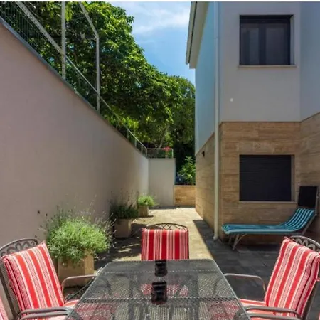 Mit Terrasse