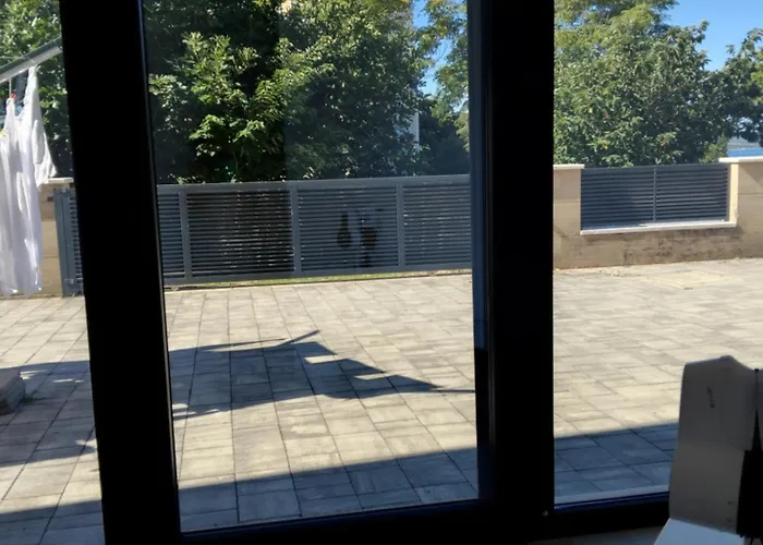 Mit Terrasse *