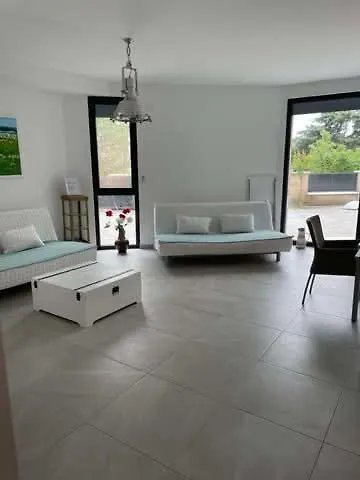 Mit Terrasse