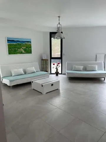 Mit Terrasse