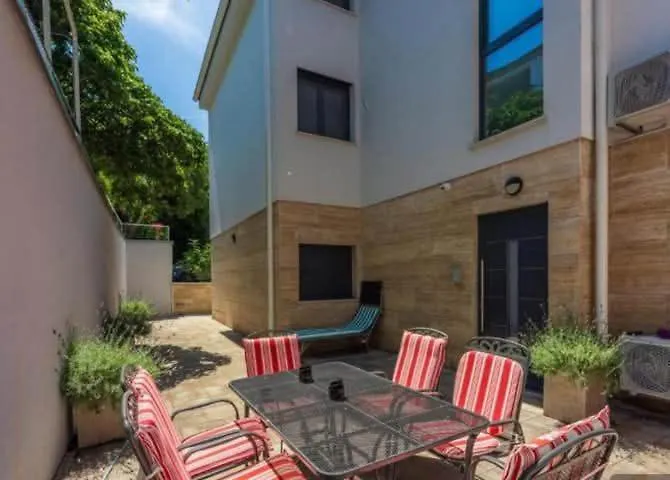 Mit Terrasse *