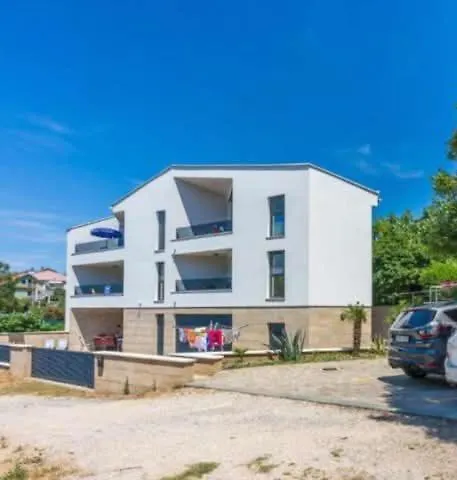 Mit Terrasse